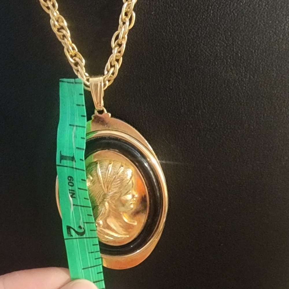 Vintage Cameo Gold‎ Tone Pendant Necklace - Picture 8 of 8